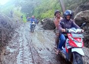 Pemkab Simalungun Turunkan Alat Berat, Tanggulangi Jalan Haranggaol Yang Tertimbun Material Longsor