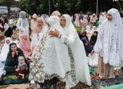 Wakil Wali Kota Pematangsiantar Herlina dan keluarga bersama ribuan umat Islam mengikuti sholat Hari Raya Idul Fitri 1446 H di Lapangan Adam Malik