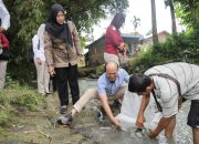Wakil Wali Kota Pematangsiantar Herlina menebar bibit ikan Nila di dua lokasi