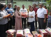 Wali Kota Pematangsiantar Wesly Silalahi SH MKn didampingi Ketua TP PKK Ny Liswati Wesly Silalahi meninjau lokasi kebakaran