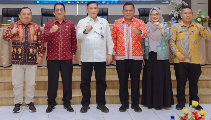 Wali Kota Pematangsiantar Wesly Silalahi SH MKn diwakili Asisten Perekonomian dan Pembangunan saat menghadiri Pembukaan Rakor Akselerasi SDI