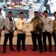 Wali Kota Pematangsiantar, Wesly Silalahi SH MKn menerima piagam penghargaan dari Badan Komunikasi Pemuda Remaja Masjid Indonesia BKPRMI