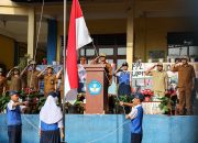 Sekretaris Daerah Kota Pematangsiantar Junaedi Antonius Sitanggang SSTP MSi menjadi Pembina Upacara Bendera di UPTD SMP Negeri 12