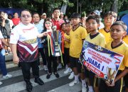 Wali Kota Pematangsiantar Wesly Silalahi SH MKn bersama Forkopimda menyerahkan hadiah kepada pemenang