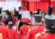 Wali Kota Wesly Lepas Peserta Karnaval Merah Putih, Dimeriahkan Mobil Hias dan Marching Band