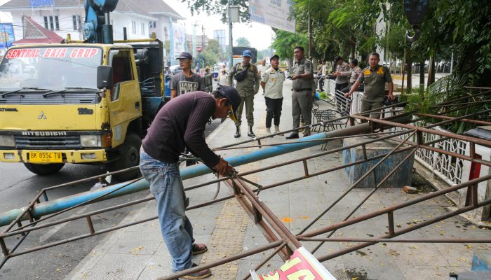 Pemerintah Kota Pematangsiantar melalui Satuan Polisi Pamong Praja Satpol PP bongkar dua papan reklame
